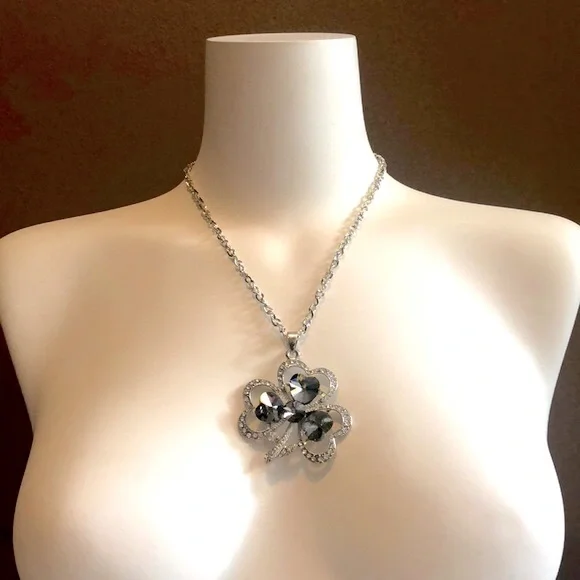 2 x $20‼️ CLOVER PENDANT / NECKLACE Silver & Gray embellished Crystal Gift Idea - Picture 5 of 8